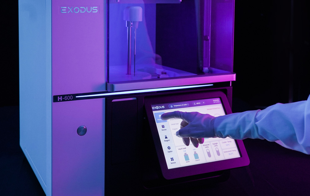 Step 2 EXODUS H-600 — isolamento automático de exossomos por nanofiltração NPO e HO Interface touchscreen do EXODUS H-600 exibindo progresso do isolamento automático de exossomos em tempo real (Step 2) — nanofiltração por dupla membrana com NPO e oscilações harmônicas.