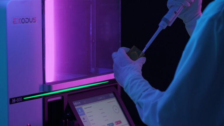 Step 3 EXODUS H-600 — coleta de exossomos isolados com pureza ~99% e recuperação ~90% Operador coletando exossomos isolados pelo EXODUS H-600 (Step 3) — volume de recuperação entre 100 µL e 1.000 µL, com pureza ~99% e taxa de recuperação ~90%.